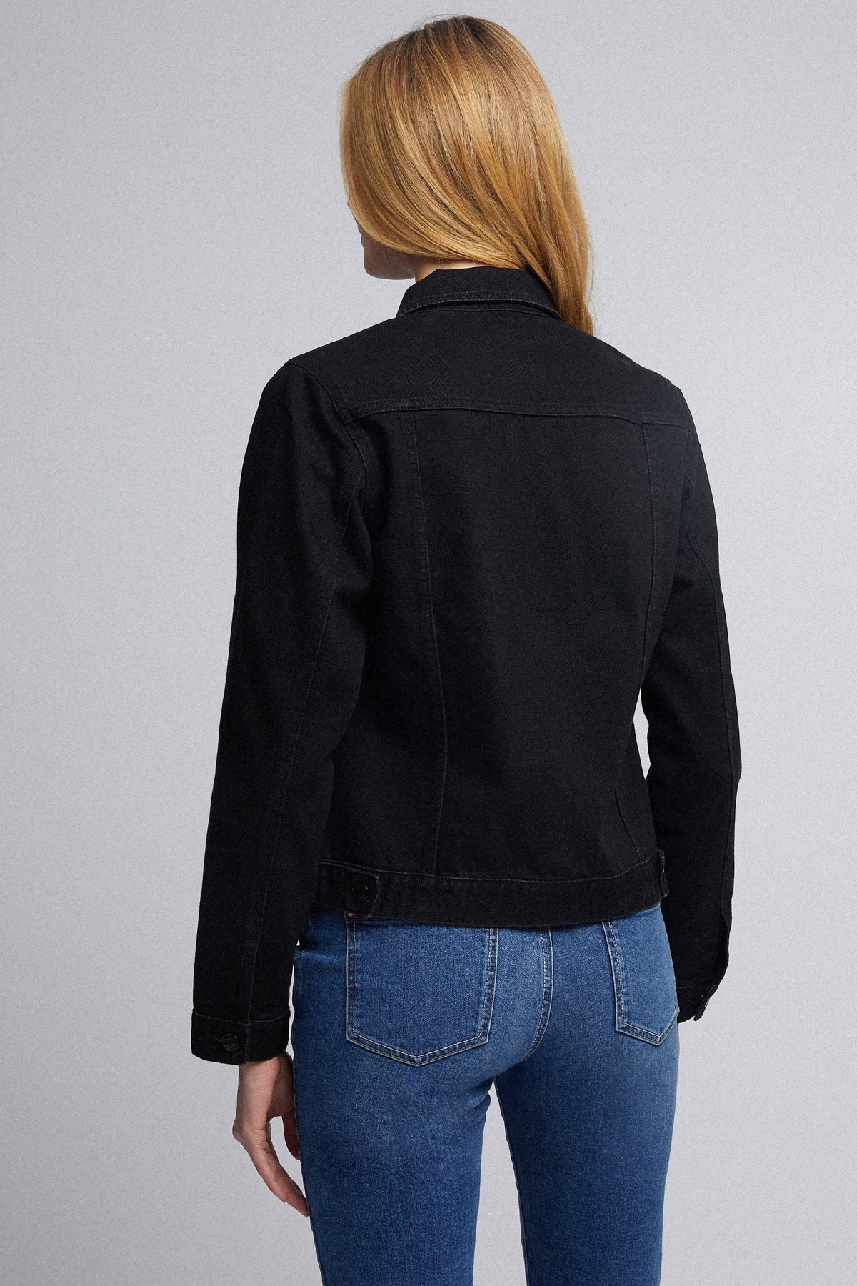 Organic Jacket: Stylish black denim jacket for fashionable women, featuring modern design and versatile wear.