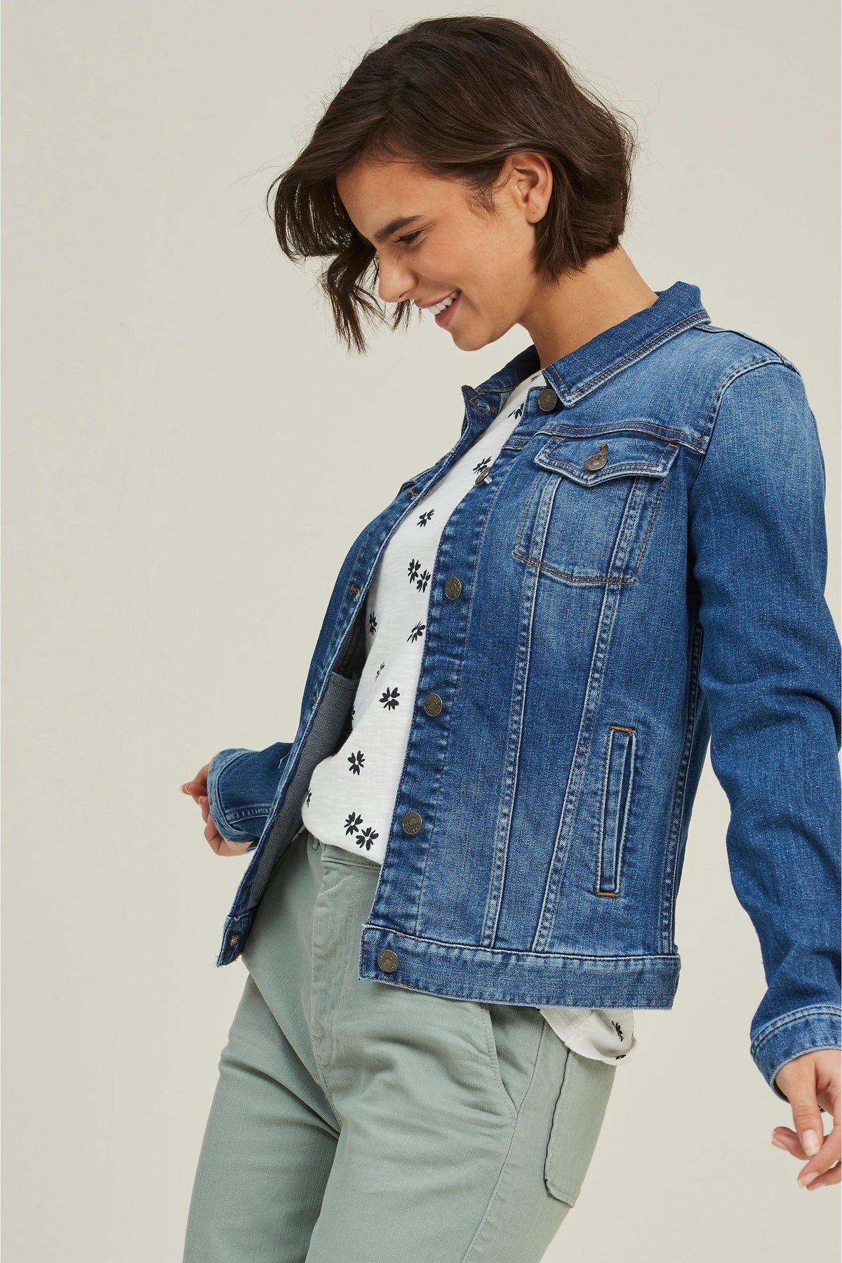 Denim jacket for stylish women, cropped blue jacket with pockets, casual and trendy outerwear
