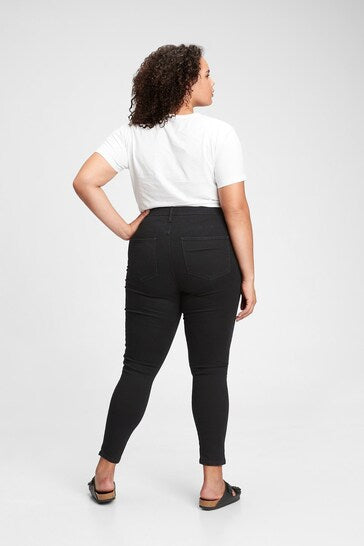 High-waisted universal jeggings in black, worn by a curvy model with curly hair, showcasing a stretch and comfortable fit.