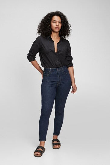 High waisted universal jeggings in dark blue denim with a black button-up shirt, showcasing a stylish and comfortable outfit.