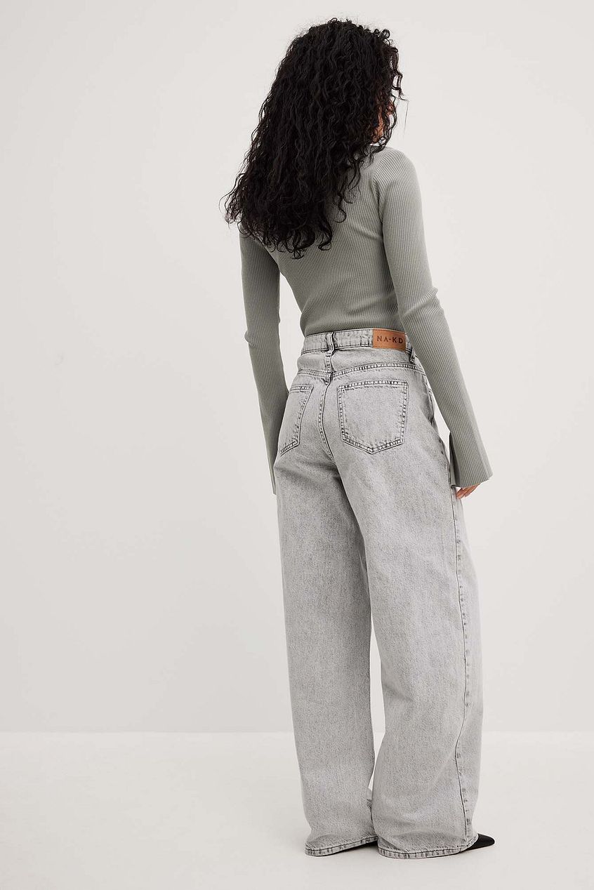 Loose Low Waist Long Grey Jeans with Curly Hair Woman