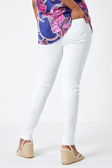White high-waisted stretch denim jeggings with a floral print top from Ace Cart, an online fashion store.